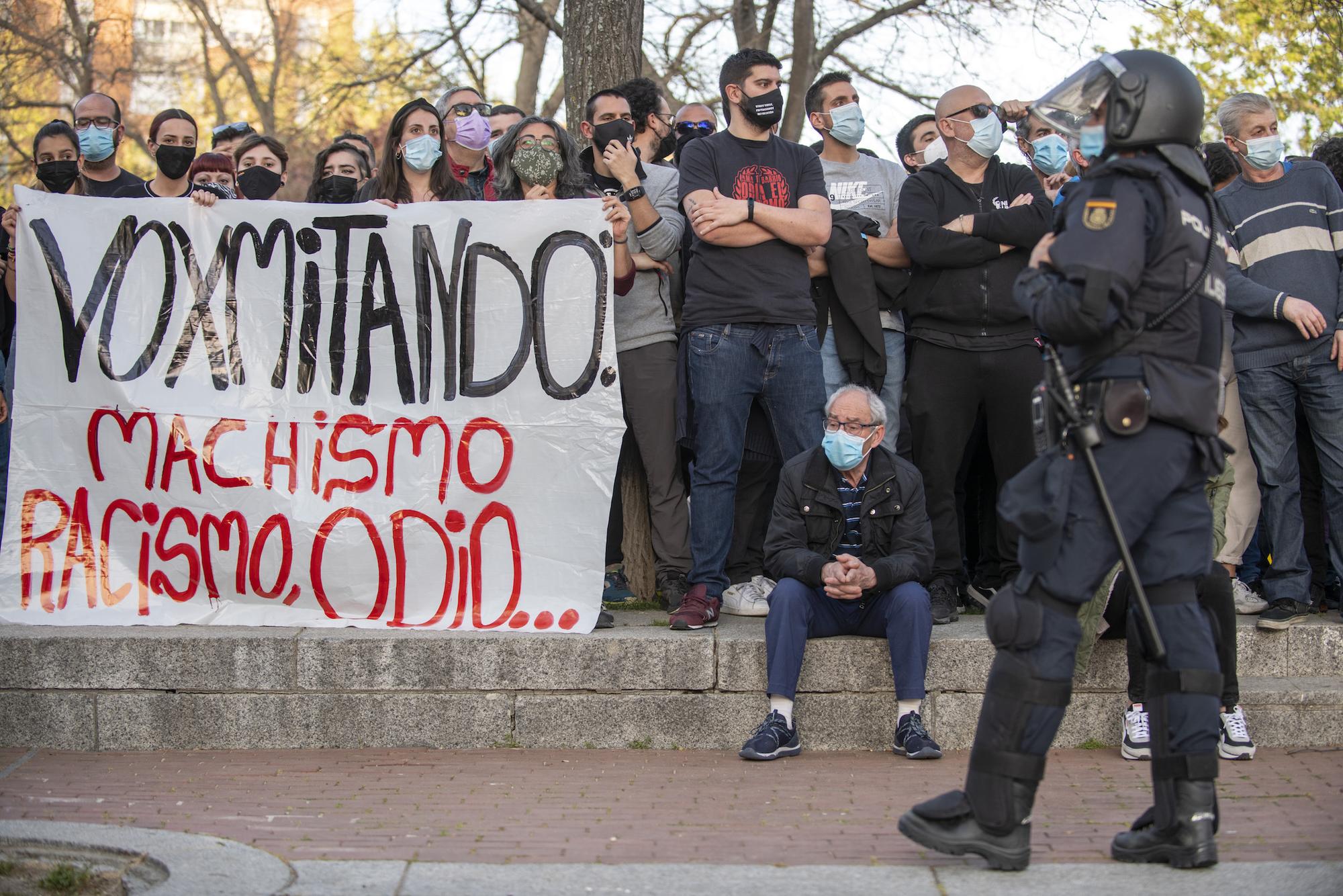 Mitín de Vox en Vallecas y carga policial - 16